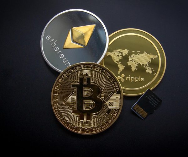 密码学哈希函数与加盐机制示意图，展示从明文密码到加盐哈希的完整流程，技术风格配色玫红与深色背景